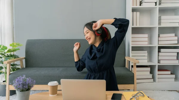 Mulher Gosta Ouvir Música Laptop Levantar Mãos Enquanto Está Sentado — Fotografia de Stock