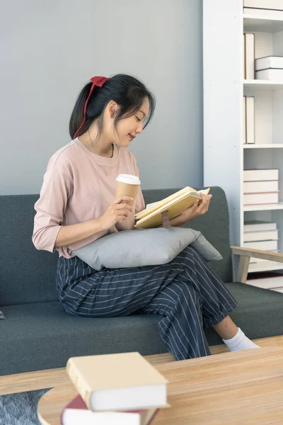 Genç Asyalı Kadın Evinde Kitap Okuyor Oturma Odasında Kanepede Oturuyor — Stok fotoğraf