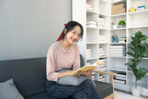 Ung Asiatisk Kvinna Läser Bok Hemma Sitter Soffan Vardagsrummet — Stockfoto
