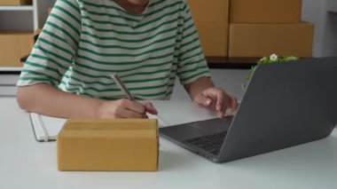 Küçük işletme sahipleri arka plan, e-ticaret, pazarlama, çevrimiçi dükkan, sme, girişimciler üzerinde canlı yayın ve paket.