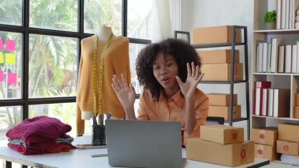 美しいアメリカのアフリカの女性は小さなビジネスを開始します 女性は小包をオンラインで配達する家から働く 起業家 中小企業配送コンセプト — ストック動画
