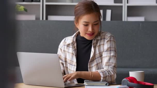 Accountant Vrouw Die Werkt Laptop Doe Document Belasting Uitwisseling Onderzoek — Stockvideo