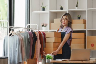 Ev ofisinde çalışan küçük ve orta büyüklükte bir serbest çalışan. Başlangıç ve Çevrimiçi KOBİ iş kavramı.