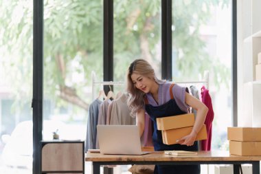 Ev ofisinde çalışan küçük ve orta büyüklükte bir serbest çalışan. Başlangıç ve Çevrimiçi KOBİ iş kavramı.