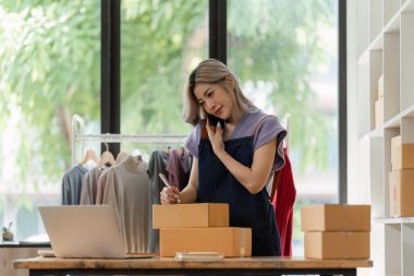 Ev ofisinde çalışan küçük ve orta büyüklükte bir serbest çalışan. Başlangıç ve Çevrimiçi KOBİ iş kavramı.