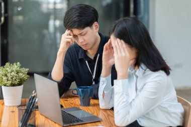Hüsrana uğramış, kafası karışmış ve stresli bir takım, ofis çalışanının baş ağrısı...