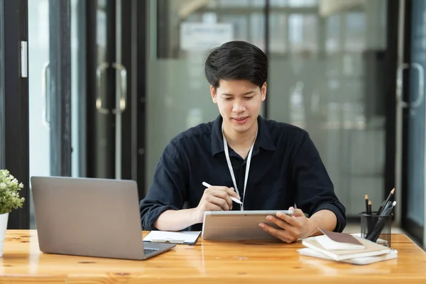Mladý Asijský Podnikatel Pomocí Digitální Tablet Stolu Kanceláři — Stock fotografie