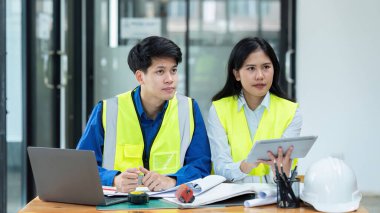 İnşaat mühendisleri ve mimarlar şeften bilgi dinliyorlar..