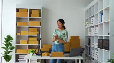 Küçük işletme sahipleri arka plan, e-ticaret, pazarlama, çevrimiçi dükkan, sme, girişimciler üzerinde canlı yayın ve paket.