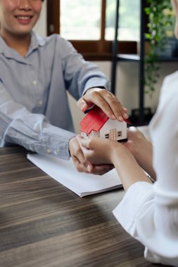 Ajan El Kapağı Ev Modeli. Satın almadan sonra gayrimenkul, sigorta ve mülkiyet kavramları.