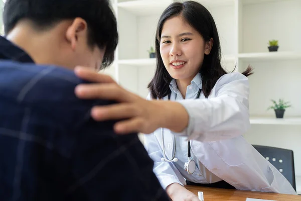 Jonge Vrouw Aziatische Arts Patiënt Kloppende Schouder Met Zorg Ondersteuning — Stockfoto