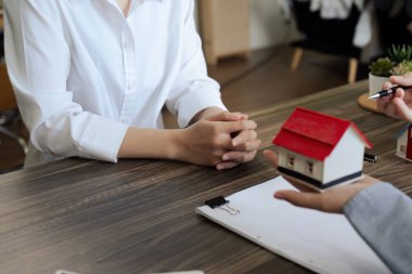Emlakçı sözleşme imzalamadan önce emlak sigortası ve güvenlik kavramını açıkladı..