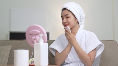 Evde maskeli bir kadın var. Cilt bakımı, yüz bakımı, spa, kozmetoloji ve doğal güzellik konsepti. Yüksek kalite 4k görüntü
