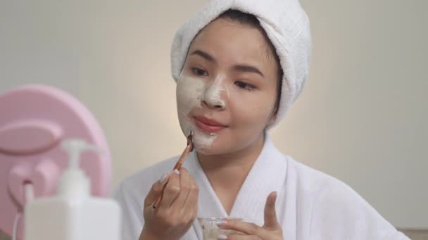 Femme Avec Masque Facial Maison Soins Peau Soin Visage Spa — Video