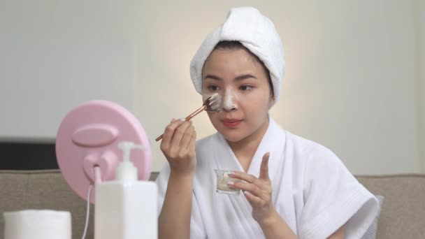 Kvinna Med Ansiktsmask Hemma Hudvård Ansiktsbehandling Spa Kosmetologi Och Naturligt — Stockvideo