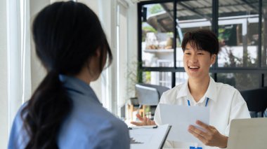 İş adamları İş Bulma Adayları Ofisi 'nde. iş görüşmesi kavramı.