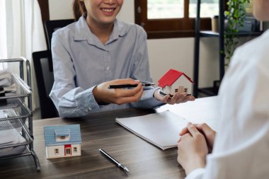 Emlakçı sözleşme imzalamadan önce emlak sigortası ve güvenlik kavramını açıkladı..