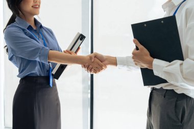 Ofisteki başarılı strateji pazarlamasından sonra çalışanların el sıkışması.