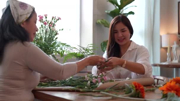 Indítás Kisvállalkozás Virágüzlet Fiatal Idősebb Virágárus Virágot Tesz Egy Vázára — Stock videók