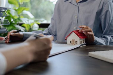 Emlakçı sözleşme imzalamadan önce emlak sigortası ve güvenlik kavramını açıkladı..