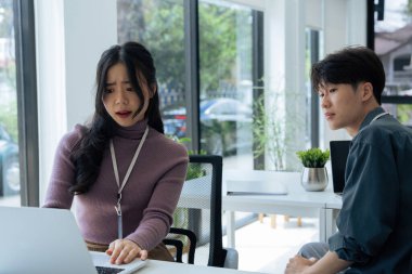 İş Adamları Toplantısı ve Ortaklık ve Başarı Konsepti. Ciddi ve stresli bir kavram..