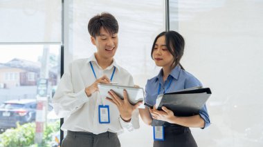 Çalışanlar ofiste beyin fırtınası planlama iş stratejisini tartışıyor.