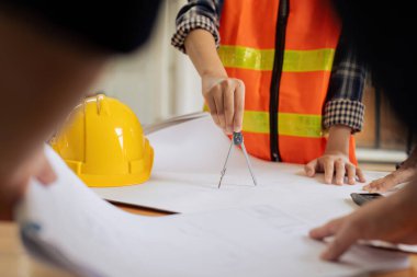 Modellerin inşaatı ve inşaatı ve inşaatı ve çalışma alanındaki proje ortakları ve araçları ile birlikte çalışmak üzere mühendis veya mimar toplantısının yapısı.