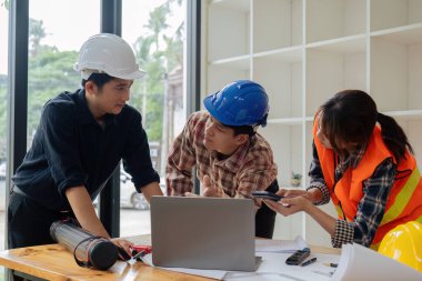 Modellerin inşaatı ve inşaatı ve inşaatı ve çalışma alanındaki proje ortakları ve araçları ile birlikte çalışmak üzere mühendis veya mimar toplantısının yapısı.
