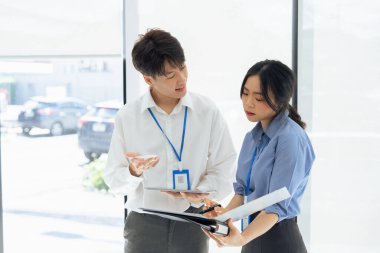 Çalışanlar ofiste beyin fırtınası planlama iş stratejisini tartışıyor.