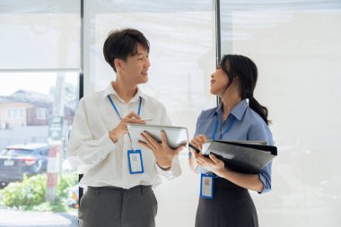 Çalışanlar ofiste beyin fırtınası planlama iş stratejisini tartışıyor.