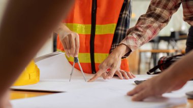 Modellerin inşaatı ve inşaatı ve inşaatı ve çalışma alanındaki proje ortakları ve araçları ile birlikte çalışmak üzere mühendis veya mimar toplantısının yapısı.