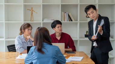 Bir grup iş adamı liderleri ile yapılan bir takım toplantısında modern ofiste beyin fırtınası sunum eğitimi aldılar..