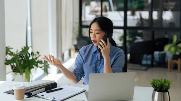 Fiatal Üzletasszony Ázsiai Beszél Ügyfél Mobiltelefon Asztalon Irodában — Stock Fotó