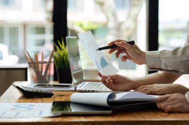 Finansör ya da Analist Meslektaşları Yeni Bir Proje Fırsatını Tartışıyor, Ofis Toplantı Odasında Konuşuyor. Proje Planlama ve Geliştirme Zaman Çizelgesi ile Tablet Bilgisayarını Kapat.