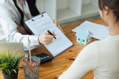 Emlak komisyoncusu, ev kredisi teklifi ve konut sigortası için imza anlaşması, ev modeli gibi konularda müşterilere danışmanlık ve sunum yapar...