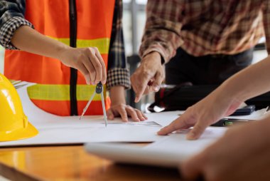 Modellerin inşaatı ve inşaatı ve inşaatı ve çalışma alanındaki proje ortakları ve araçları ile birlikte çalışmak üzere mühendis veya mimar toplantısının yapısı.