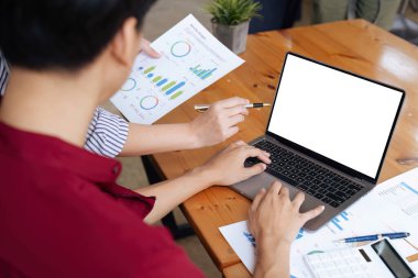 İş adamlarının el ele verip başarılı takım çalışmalarının sonuçlarını gösteren çizelge ve grafikleri tartışması...