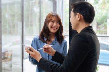 İş adamlarıyla ağ kurma, iletişim ve planlama için eğitim ve gözden geçirme..
