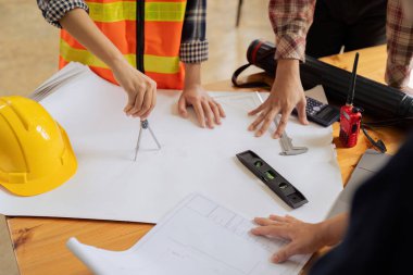 Modellerin inşaatı ve inşaatı ve inşaatı ve çalışma alanındaki proje ortakları ve araçları ile birlikte çalışmak üzere mühendis veya mimar toplantısının yapısı.