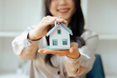 Emlak komisyoncusu, ev kredisi teklifi ve konut sigortası için imza anlaşması, ev modeli gibi konularda müşterilere danışmanlık ve sunum yapar...