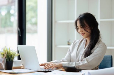 Ofisteki Muhasebeci Kadın Muhasebe ve Bütçe Yapıyor.