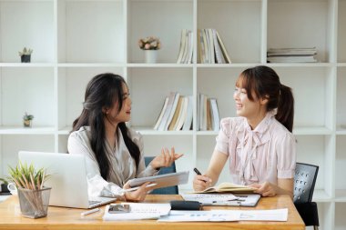 Finansör ya da Analist Meslektaşlar Yeni Bir Proje Fırsatını Tartışıyor, Ofis Toplantı Odasında Konuşuyor..