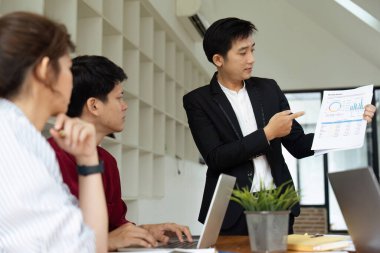 Bir grup iş adamı liderleri ile yapılan bir takım toplantısında modern ofiste beyin fırtınası sunum eğitimi aldılar..