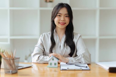 Emlak komisyoncusu, ev kredisi teklifi ve konut sigortası için imza anlaşması, ev modeli gibi konularda müşterilere danışmanlık ve sunum yapar...