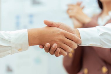 Ofisteki başarılı strateji pazarlamasından sonra çalışanların el sıkışması.