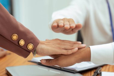 İş insanlarının, proje geliştirme ve yenilikler için elleri kolları bağlı iş adamları arasındaki birliğe yakın el..