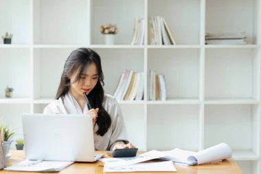 Ofisteki Muhasebeci Kadın Muhasebe ve Bütçe Yapıyor.