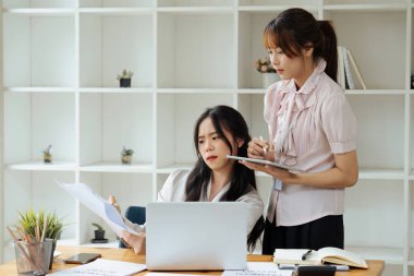 Ofiste birlikte çalışan iş adamları ve yeni bir proje planlıyorlar. Evraklara bakıyorlar ve ofiste yeni projeleri tartışıyorlar...