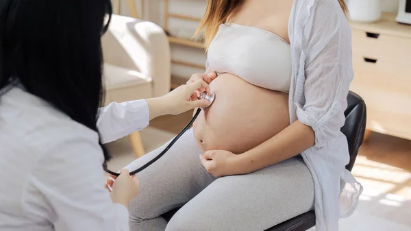 Läkare Med Stetoskop Vitt Undersöka Gravid Kvinna Klinik — Stockfoto