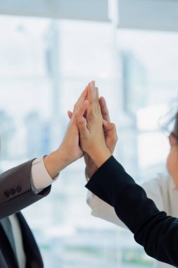 Takım strateji toplantısı ve ofisteki takım başarısı veya başarısı için beşlik çakma..